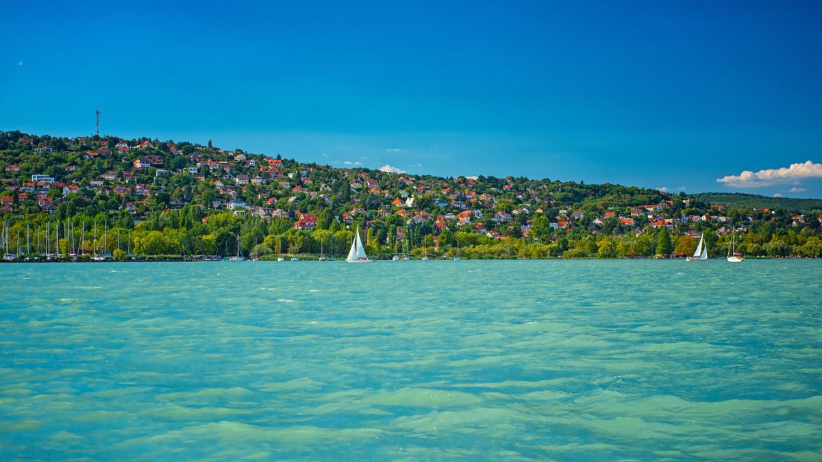 balatoni villa, Balatonalmádi,,Hungary,-,17,August,,2018:,Sailboat,On,Lake,Balaton