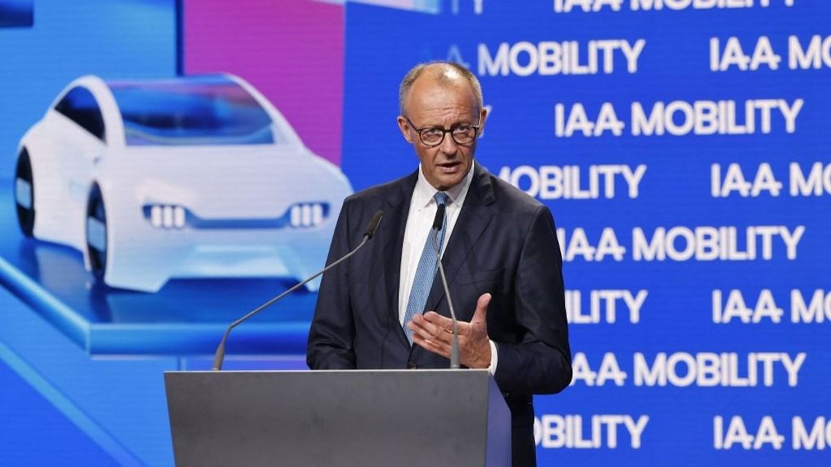 Sorsfordító pillanat, megmenekülhet az európai autóipar: a német kancellár szembefordult Brüsszellel – a VW, a Mercedes és a BMW főnökei tapsban törtek ki 