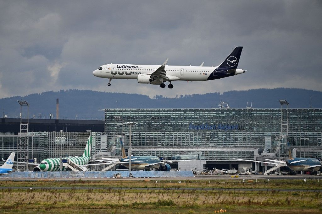 Airplanes at Frankfurt Airport. Tovább folytatódik a német gazdaság mélyrepülése: több ezres leépítés jöhet a Lufthansánál Lufthansa