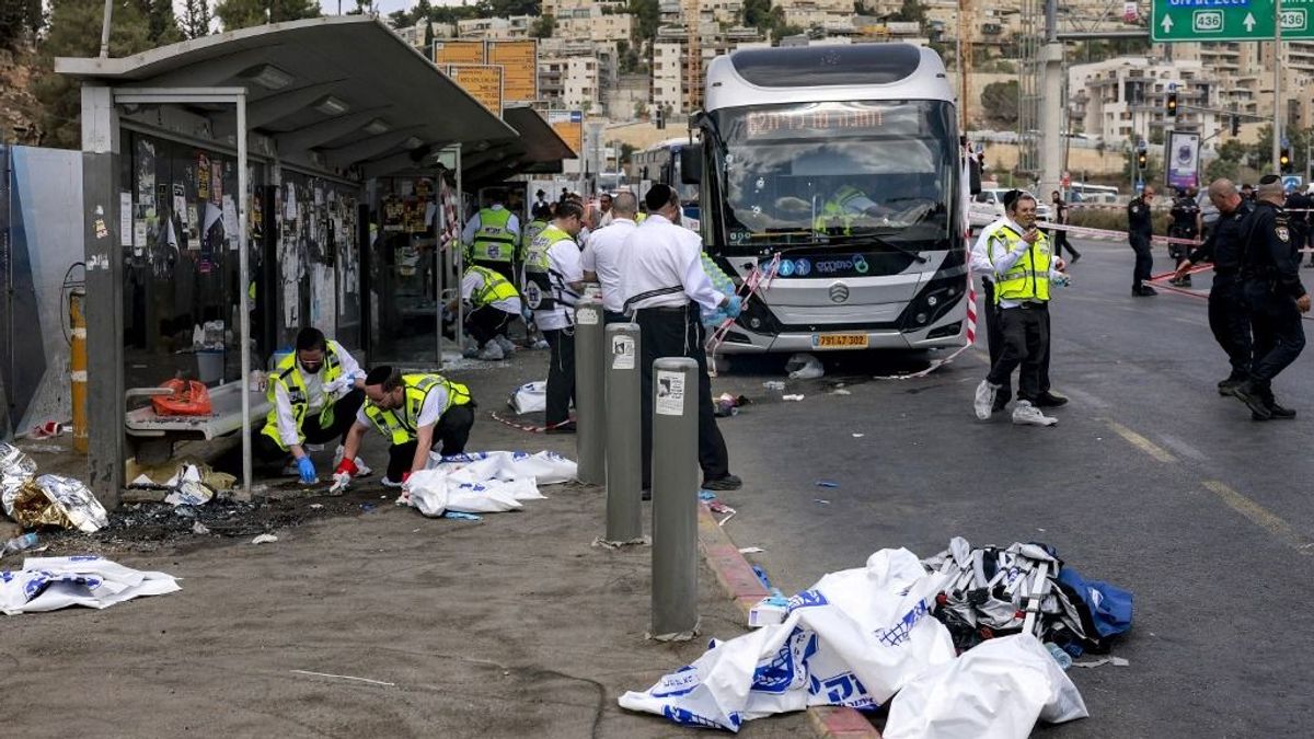 Terrortámadást követtek el Jeruzsálemben buszok ellen – többen meghaltak, a merénylőket is agyonlőtték