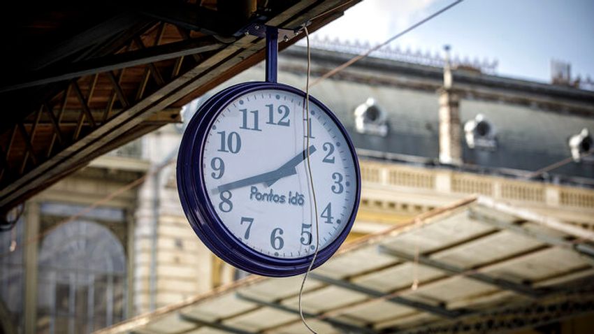 Mindent megmutatott a MÁV a Keleti pályaudvarról: kiderült, végeznek-e határidőre a felújítással – százak dolgoznak rajta, de nagyon nehéz dolguk van