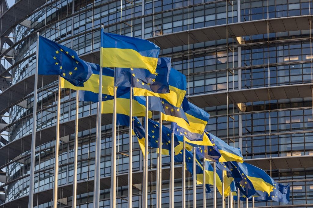 FRANCE, ALSACE, BAS-RHIN (67) STRASBOURG, EUROPEAN AND UKRAINIAN FLAGS IN FRONT OF THE EUROPEAN PARLIAMENT