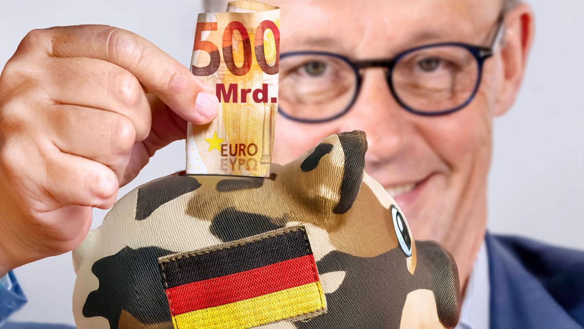 fisklális,Bundeskanzler Merz steckt 500-Milliarden-Euro-Schein in ein Bundeswehr Sparschwein, Symbolfoto,, Juli 2025