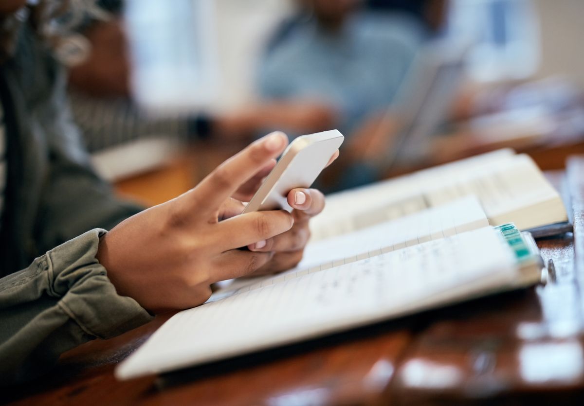 Mobiltelefon tiltás az olasz iskolákban: szigorú szankciók várnak a szabályszegőkre