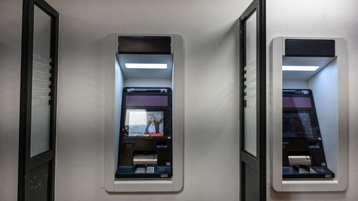 Hivatalos: nyilatkozatot tett Magyarország legnagyobb bankja az ingyenes készpénzfelvétel új szabályáról – ez nagyon sokakat érint, minden tranzakciónál dönteni kell