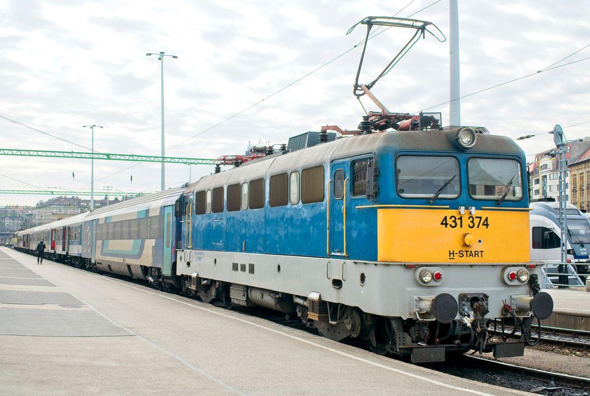 Budapest,,Hungary,-,March,8,,2023:,Máv,Class,V43,Locomotive