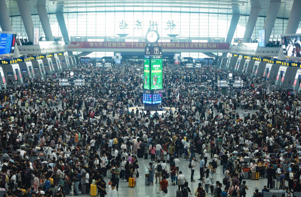 Hangzhou East Railway Station Jön a kínai aranyhét, több száz millió turista pörgetheti fel a belső fogyasztást Jön a kínai aranyhét, több száz millió turista pörgetheti fel a belső fogyasztást