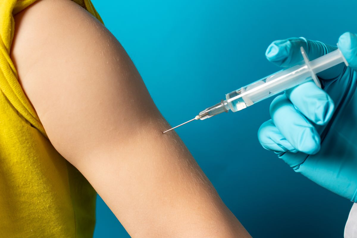 The,Doctor,Or,Nurse,Injects,The,Child,In,The,Arm' Itt a bejelentés: elkészült a vakcina, rengeteg gyermek életét mentheti meg – óriási áttörést jelent