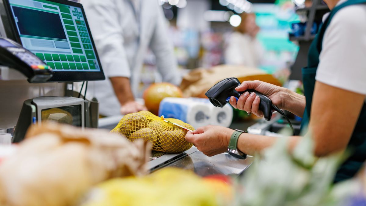 Supermarket,Cashier,Scanning,Potatoes,At,The,Checkout,Counter,,Processing,Groceries kiskereskedelmi forgalom
nyugdíjas élelmiszer-utalvány