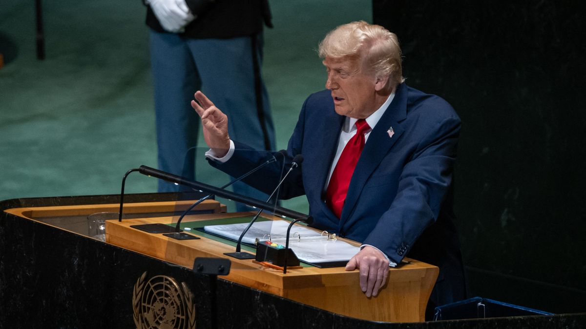Ez teljesen váratlan: Trump az éjjel sortüzet adott le, brutális vámokat vetett ki a világra, már októbertől életbe lépnek – Magyarországnak is nagyon figyelnie kell 