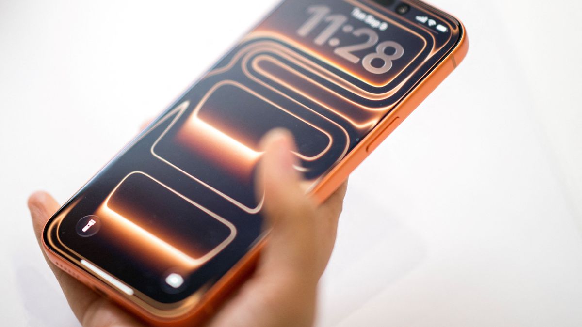 Jókora pofont kapott az Apple a világ legnagyobb okostelefon-piacán - komoly reményeket fűznek a 17-es széria indulásához 