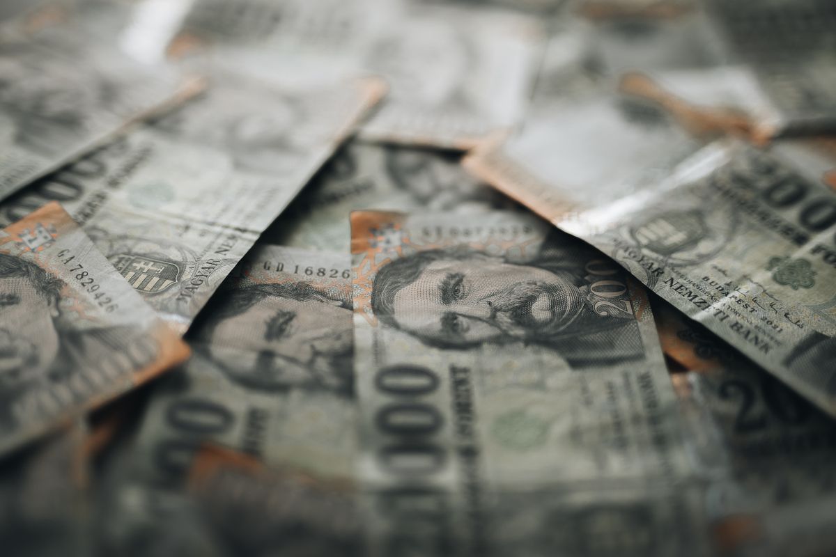 Hungarian,Forint,On,The,Table