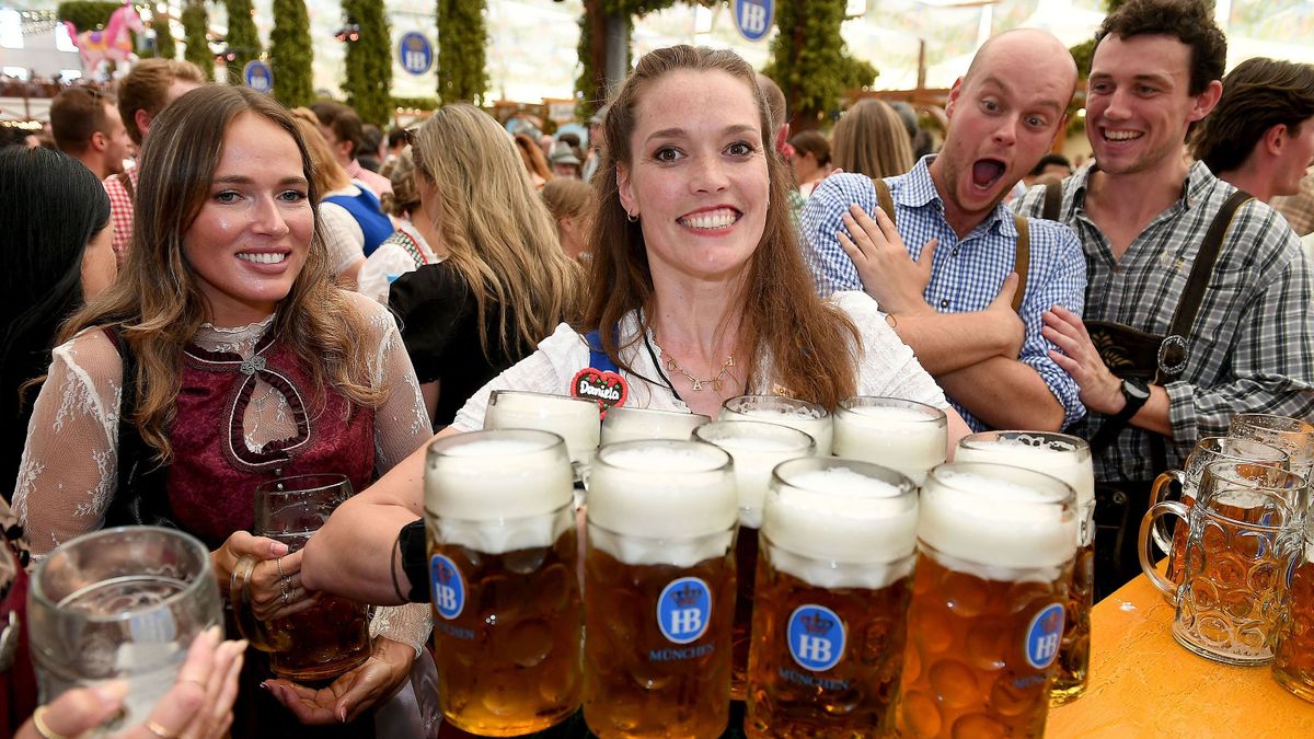 Egy pincérnő sört visz a vendégeknek a Hofbräu sátorban az Oktoberfest nyitónapján. Fotó: Felix Hörhager / dpa via AFP