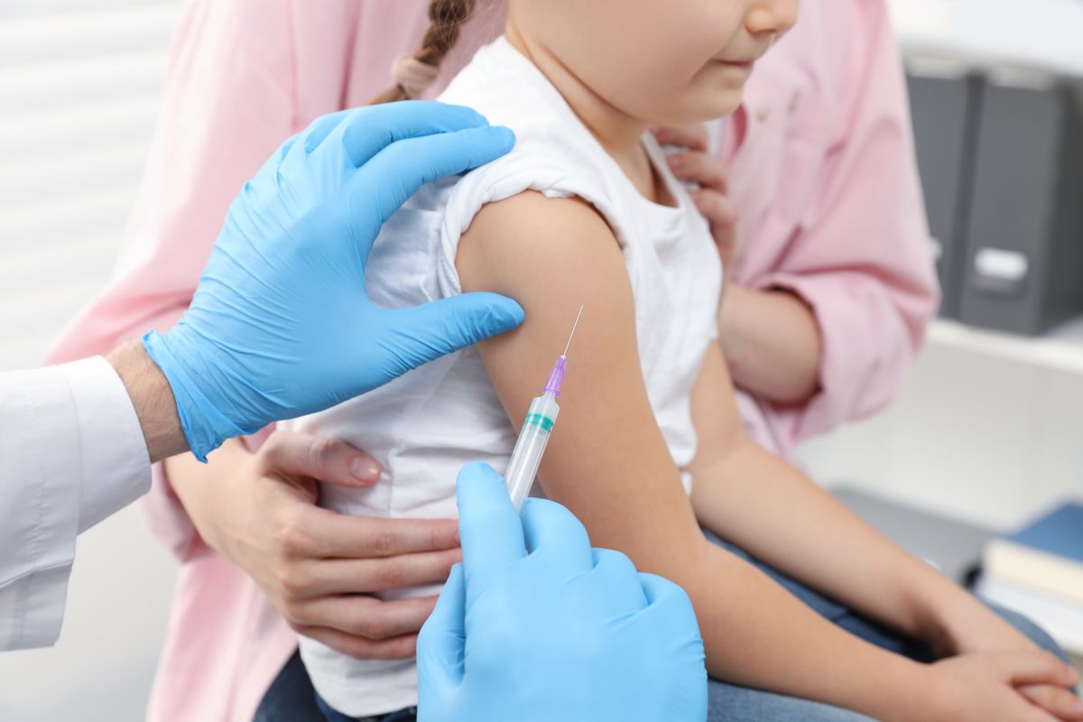 Children's,Hepatitis,Vaccination.,Mother,With,Her,Daughter,In,Clinic.,Doctor