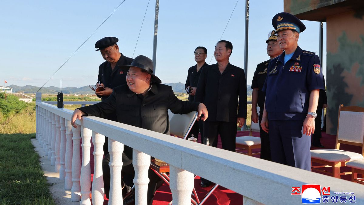 Pilóta nélküli támadó repülőgépek kísérleti repülését nézte meg Kim Dzsongun észak-koreai vezető