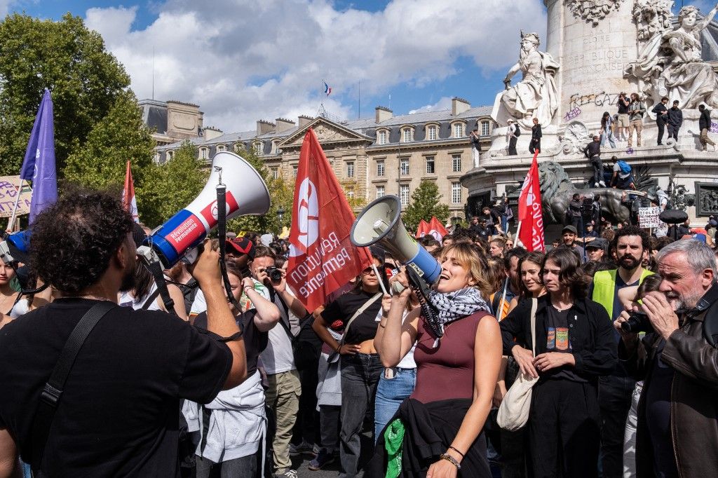 French Protest Groups Stage 'Block Everything' General Strike