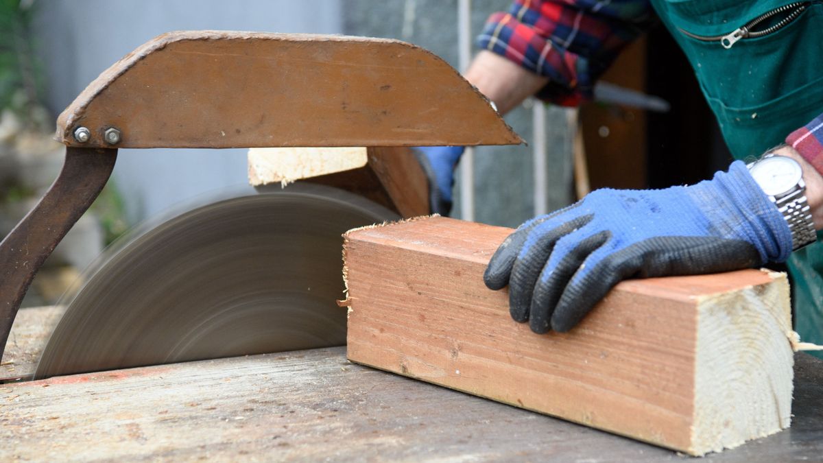 Sawing wood in the garden ujjérzékelős fűrész