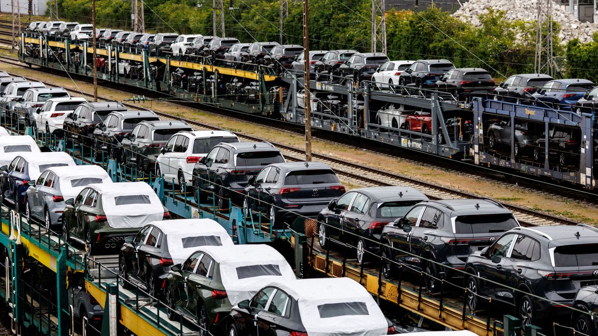 Many new VW and Audi cars on the car train német autó