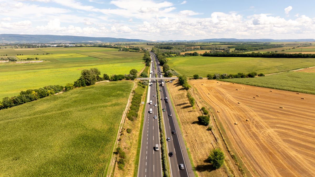 Aerial,View,Of,M1,Highway,Cutting,Through,Agricultural,Fields,With Elindult az M1-es autópálya bővítése: több sáv, korszerű csomópontok, új pihenők