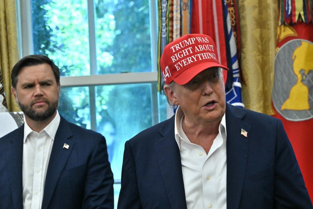 JD Vance alelnök (b) és Donald Trump (j), az Amerikai Egyesült Államok elnöke