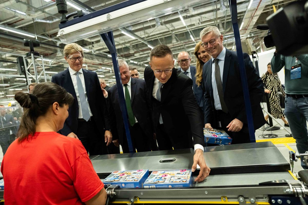 Lego-gyár, Szijjártó Péter