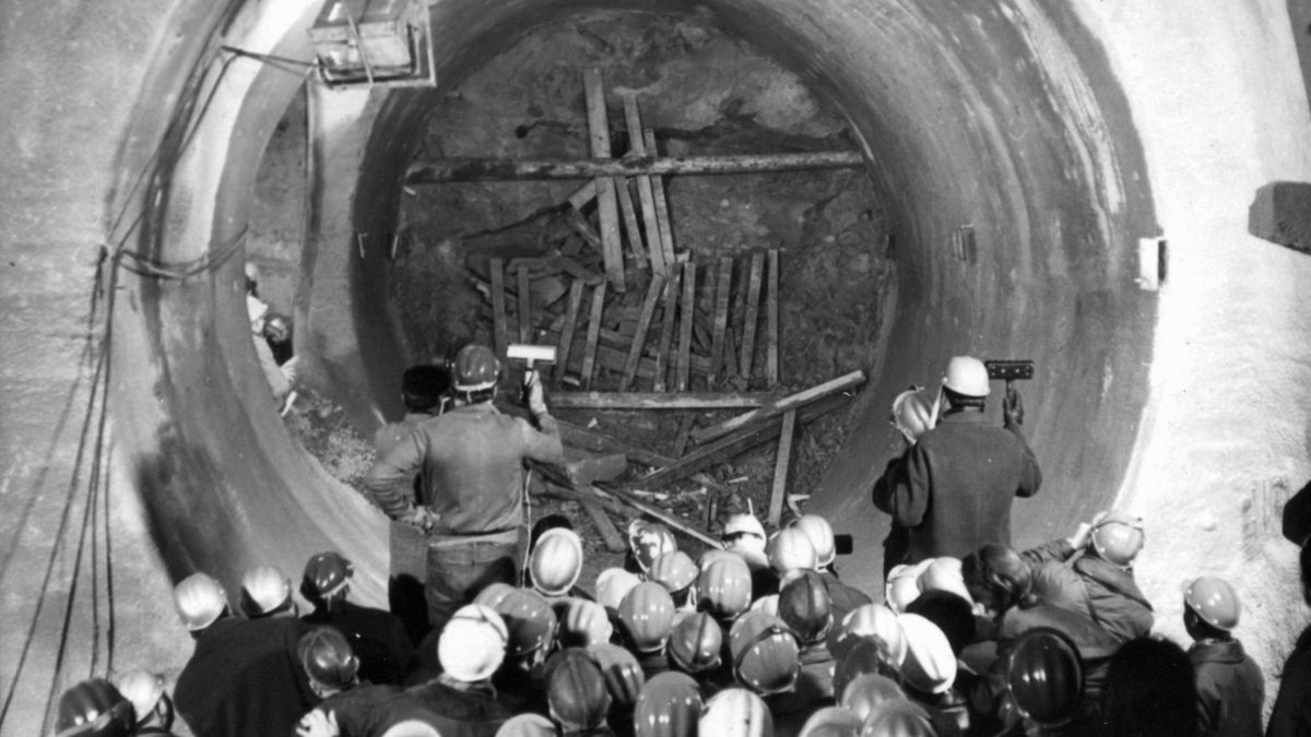Ötvenöt éves a fővárosi metróvonal, amelyet még a Rákosi-korszakban kezdtek el építeni 