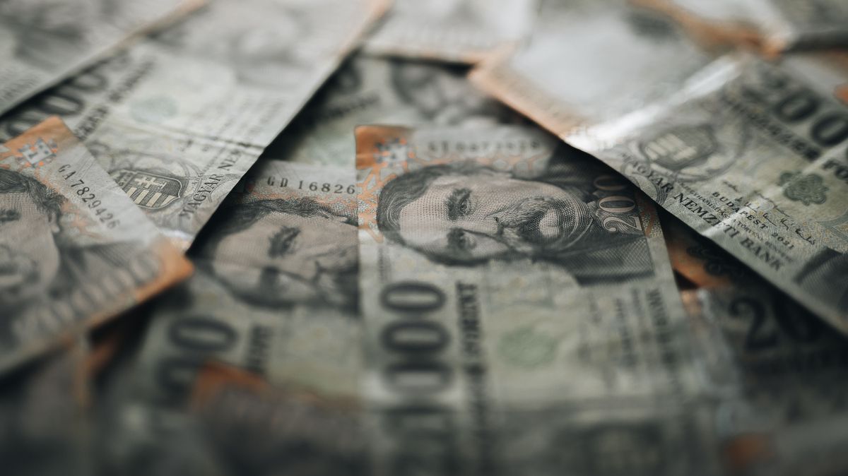 Hungarian,Forint,On,The,Table