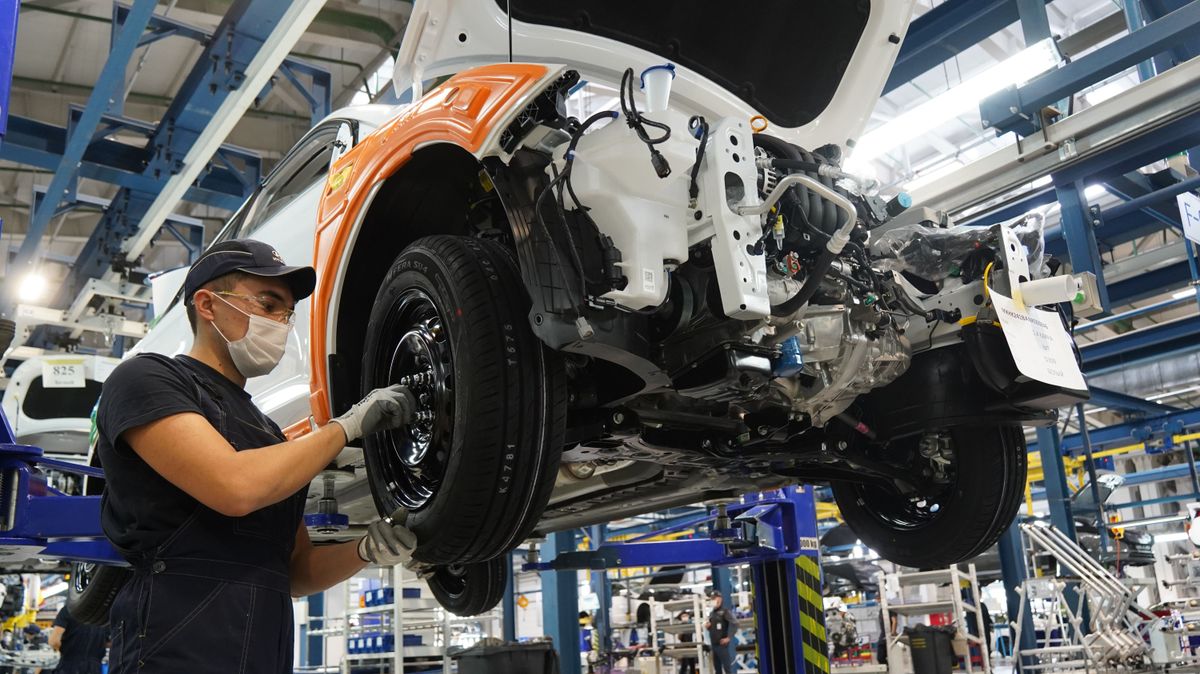 Almaty,,Kazakhstan,-,02.15.2022,:,The,Worker,Installs,The,Wheels hyundai