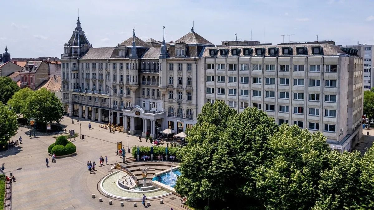 A drónnal készült képen a Mathias Corvinus Collegium (MCC) Alapítvány helyi oktatási központja, az egykori Aranybika Szálló Debrecenben 2023. június 8-án