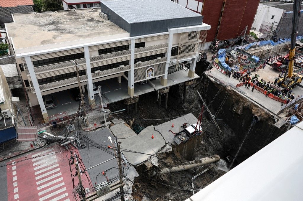 Bangkok, Thaiföld
víznyelő, rendőrség, kórház
természeti katasztrófa