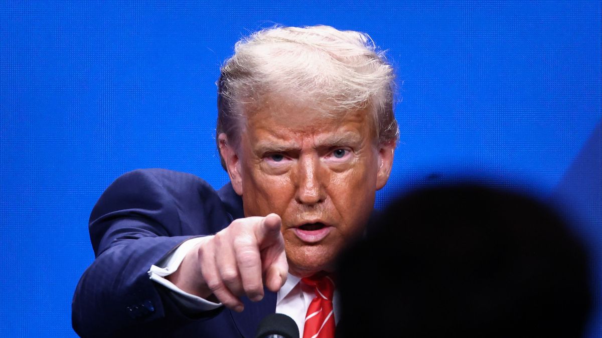 Trump belengette: terrorszervezetté minősíthetik az antifát – több városban is bevetné a Nemzeti Gárdát 