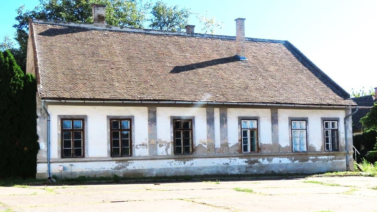 Romokban a legendás magyar laktanya: 200 év után végleg eltűnhet, nem törődik vele az önkormányzat – videó 