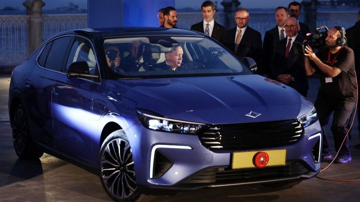 A semmiből született egy új autóipari nagyhatalom: senki se gondolta volna, az ő elektromos autója verheti meg a kínaiakat – a T10F már nagyon közel jár Magyarországhoz 