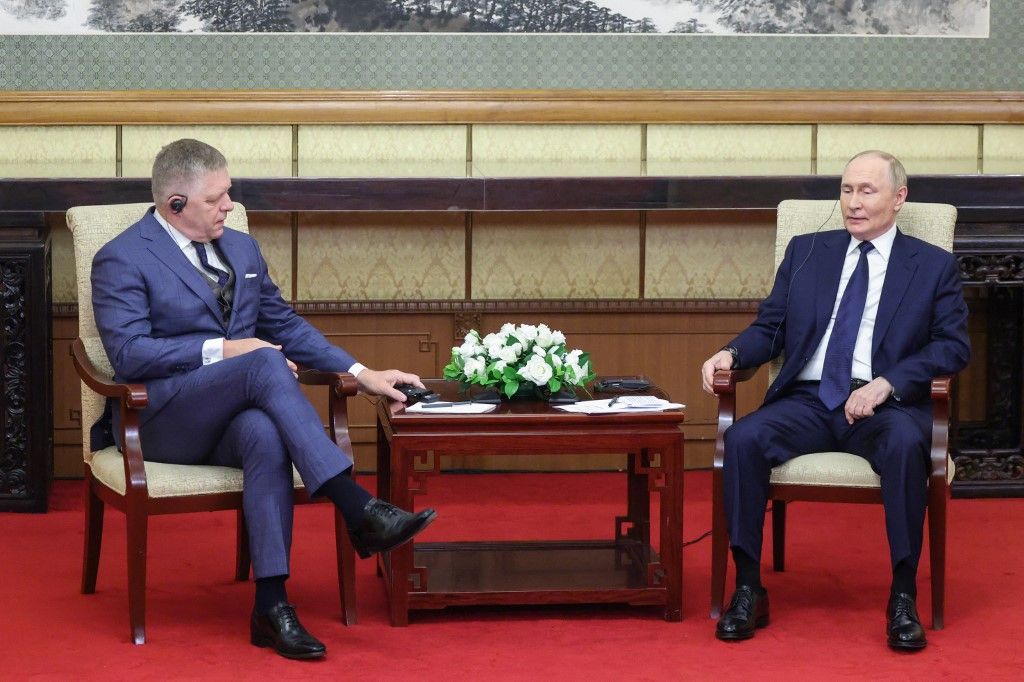 Robert Fico szlovák miniszterelnök (b) és Vlagyimir Putyin orosz elnök (j) Pekingben
Oroszország, Szlovákia, orosz-ukrán háború