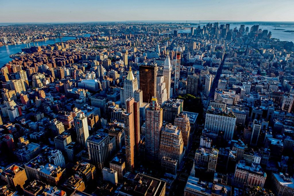 forint UNITED STATES, NEW YORK. AERIAL VIEW OF MANHATTAN BELOW 30TH STREET INCLUDING MIDTOWN, CHELSEA, EAST VILLAGE, LOWER MANHATTAN AND IN THE BACKGROUND, THE FINANCIAL DISTRICT