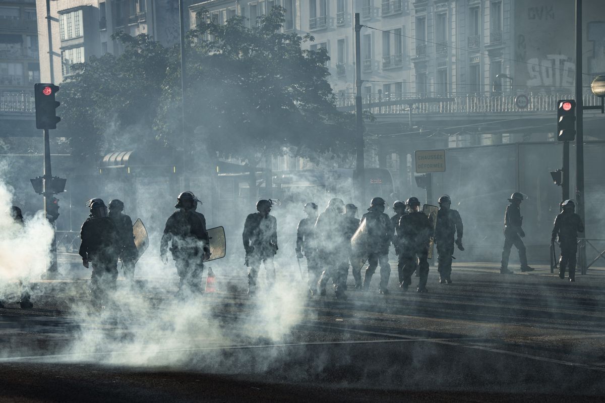 Tömegek harsogják Párizsban: „Macron mondjon le!” – rombolnak, gyújtogatnak a francia tüntetők