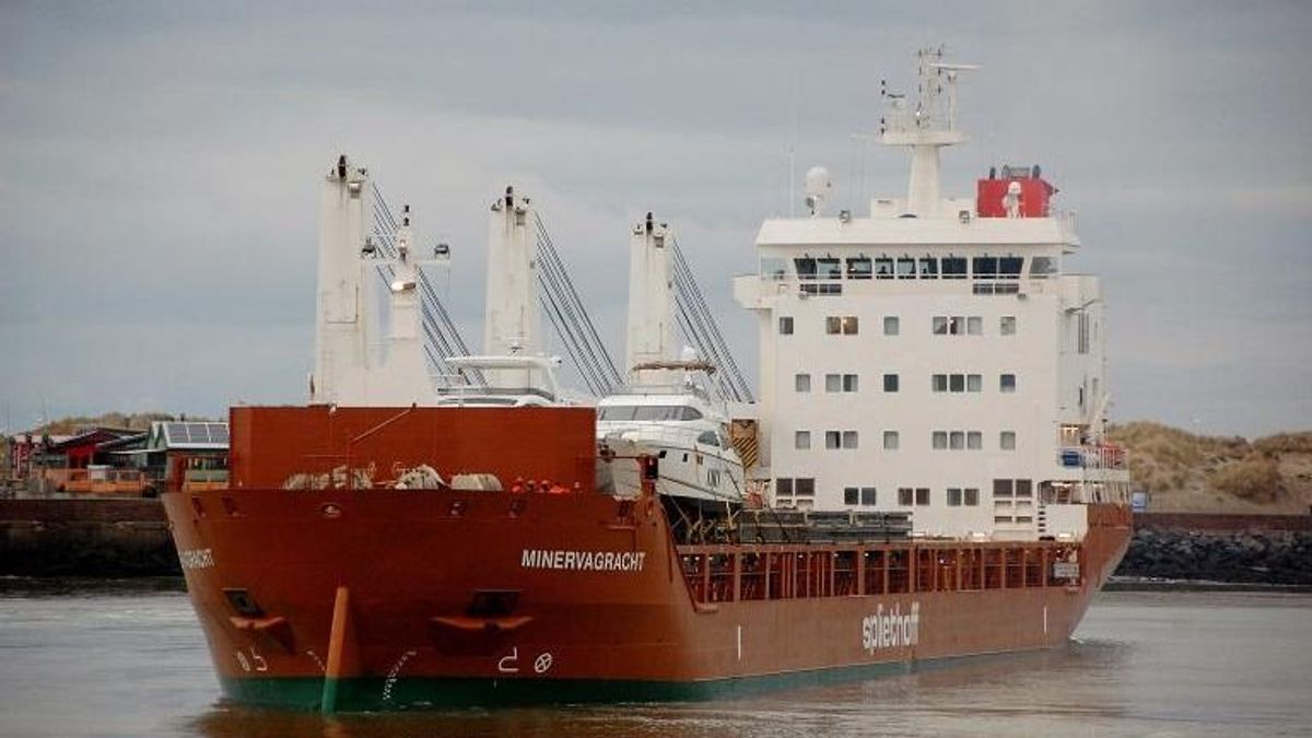 Hajókatasztrófa a nyílt vízen: kilőtték a holland óriásbárkát, senki se tudja, ki tette, lángokban áll a százméteres monstrum – videón a Minervagracht