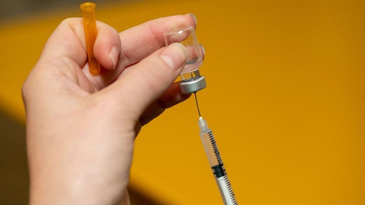 Újrakezdik az oltakozást a Covid ellen egy európai országban: de már nem engedik mindenkinek