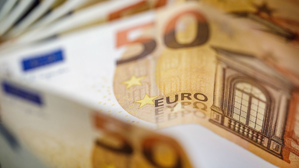 Forint: kiengedett hétvége előtt a magyar pénz, többe kerül az euró és a dollár 