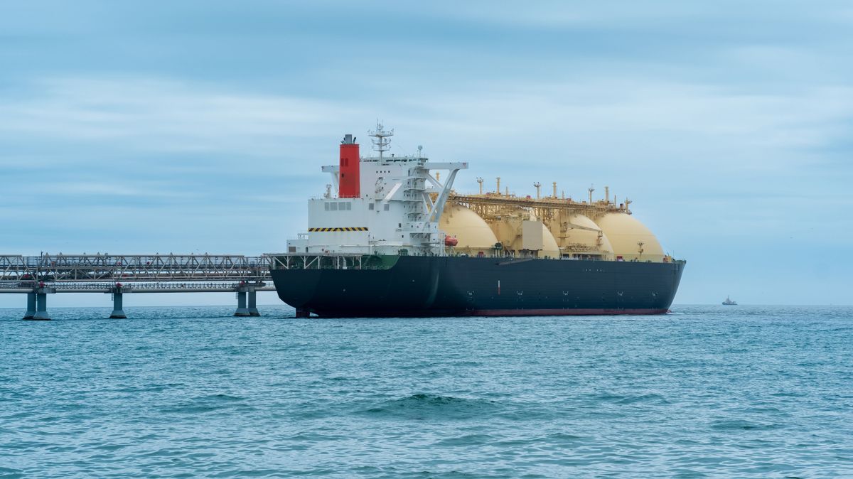 Liquefied,Natural,Gas,Tanker,During,Loading,At,An,Lng,Offshore szankciók lng szomáliai kalózok szaúd