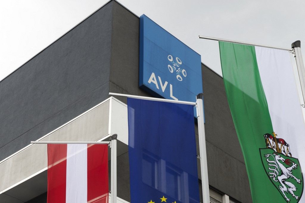 Ez igazi pofon Ausztriának: az AVL tömegével rúgja ki az embereket, Magyarországon viszont toboroz
