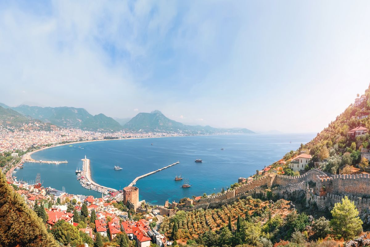 utazás az őszi szünetben Panoramic,Aerial,View,Of,Alanya,Harbour,With,The,Red,Tower