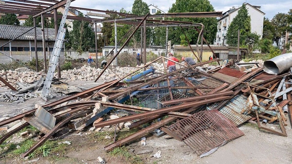 Fájdalmas, nem maradt más megoldás: eldózerolják a legendás magyar gyárat, de lesz újjászületés – videón a bontás