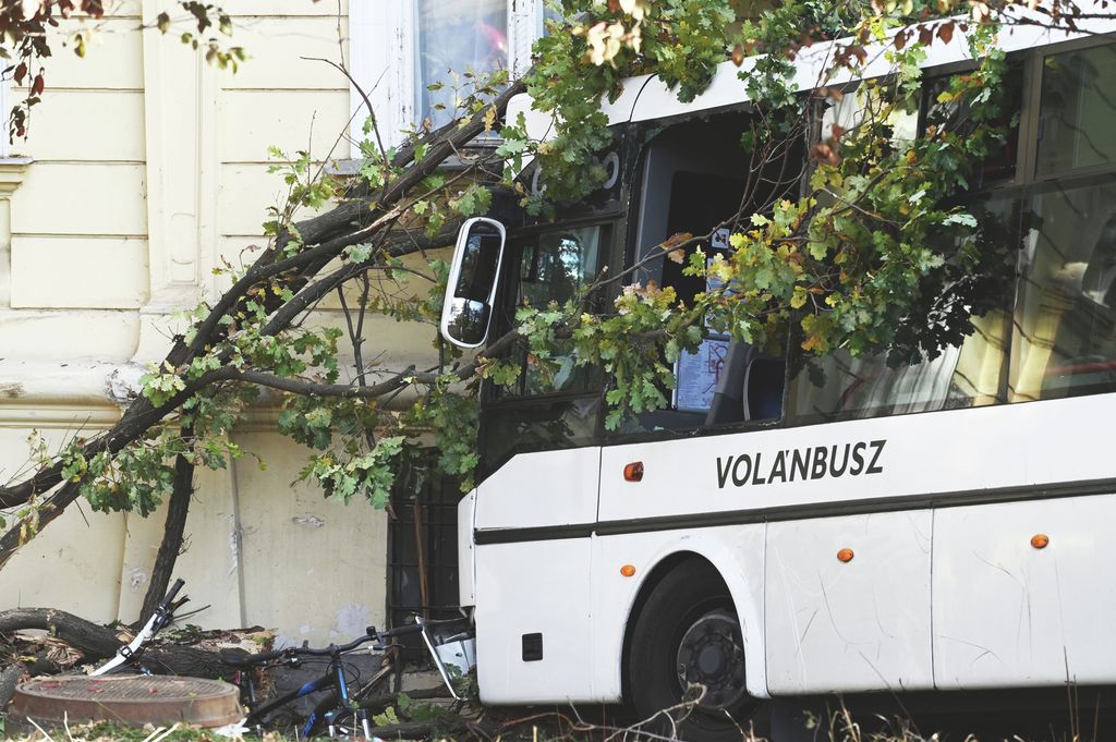20251022 Szolnok Két mentőhelikopter szállt le a Rózsakertben. A buszbalesethez riasztották őket. Fotó: Mészáros János Új Néplap