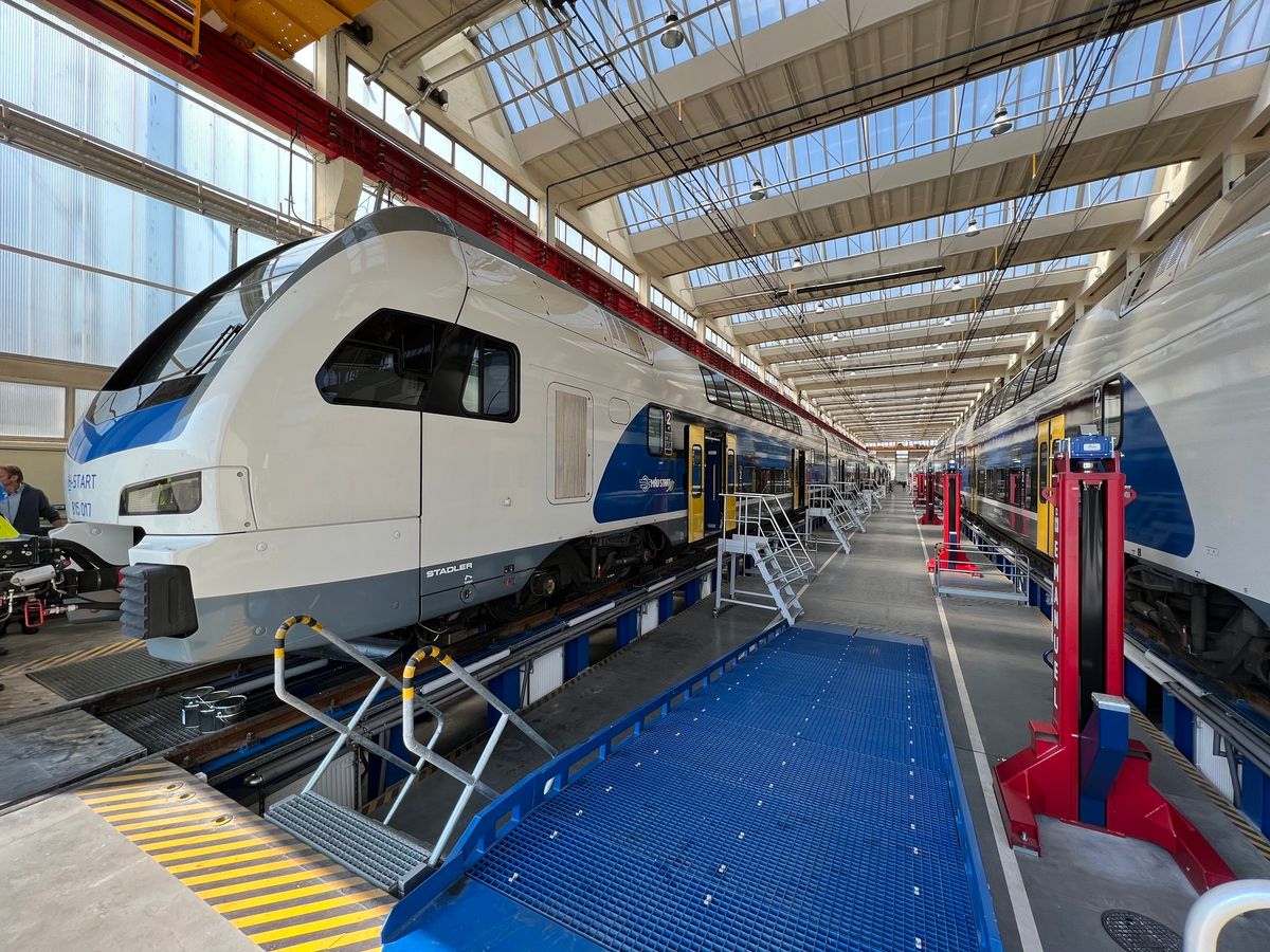 A Magyar Vagon szolnoki járműjavítójának „Pálmaháza” – itt szervizelik-, valamint itt végezik el a STADLER gyártmányú KISS emeletes elővárosi villamos motorvonatok korrektív javítási munkáit is.