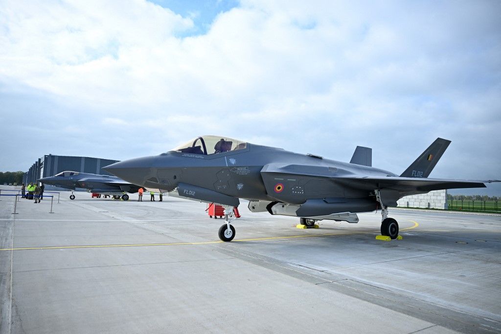 Belgium receives first 3 F-35s Az Egyesült Államok leszállította az első F35 vadászgépeit Belgiumnak, de az egyik rögtön lerobbant