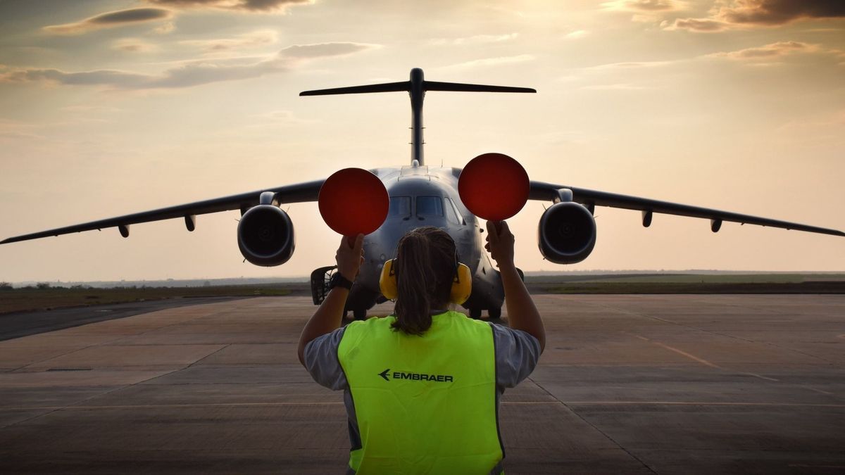 Honvédségi bejelentés: Magyarország legújabb óriási katonai repülőgépe rövidesen megérkezik Kecskemétre – fotókon a majdnem kész KC-390-es 