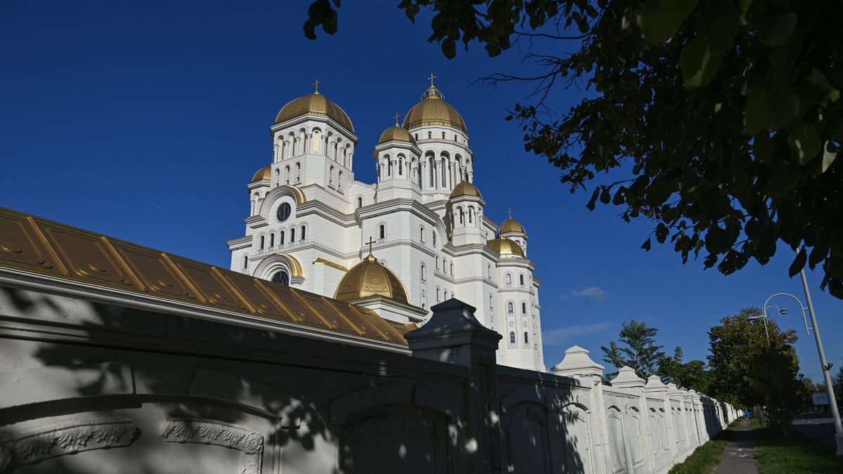 Megnyitották a világ legnagyobb ortodox templomát Bukarestben - jóformán özönlenek a románok megnézni a katedrálist