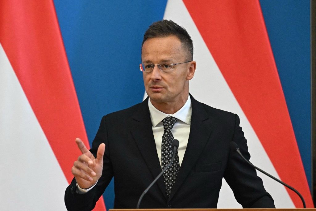 Szijjártó Péter előre szólt: hétfő hajnalban a ferihegyi repülőtérről üzente meg a magyaroknak, hogy durva napra készüljenek – videó