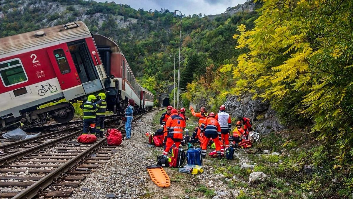 Hatalmas vonatbaleset történt a magyar határ közelében: több mint húsz ember sérült meg – mentőhelikopter is érkezett a helyszínre 